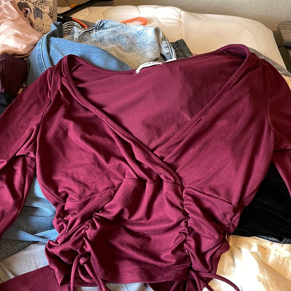 Women’s long sleeve burgundy crop top